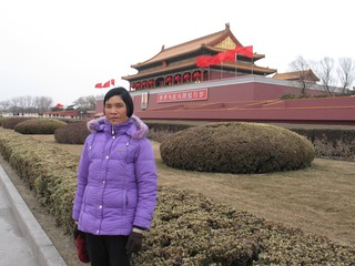 2010年母亲在北京天安门 (1)