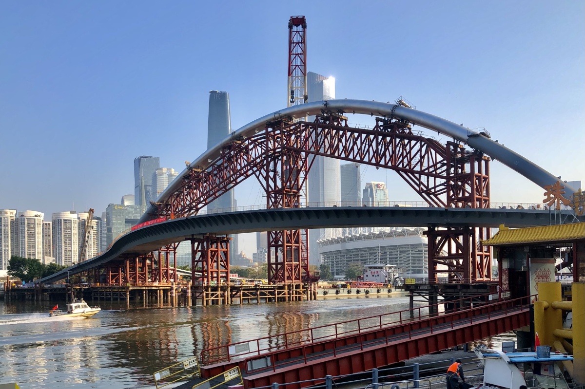 建造中的广州海心沙人行天桥