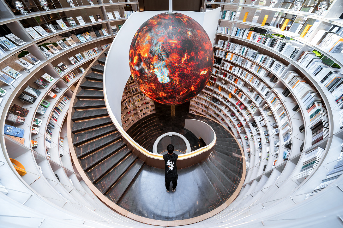 万花筒广东惠州一书店的旋转楼梯