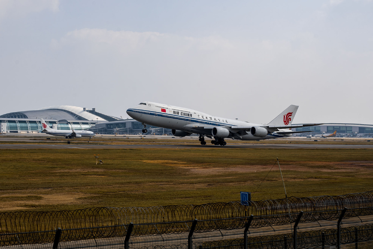 国航波音747起飞