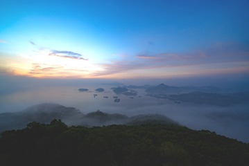 1005590