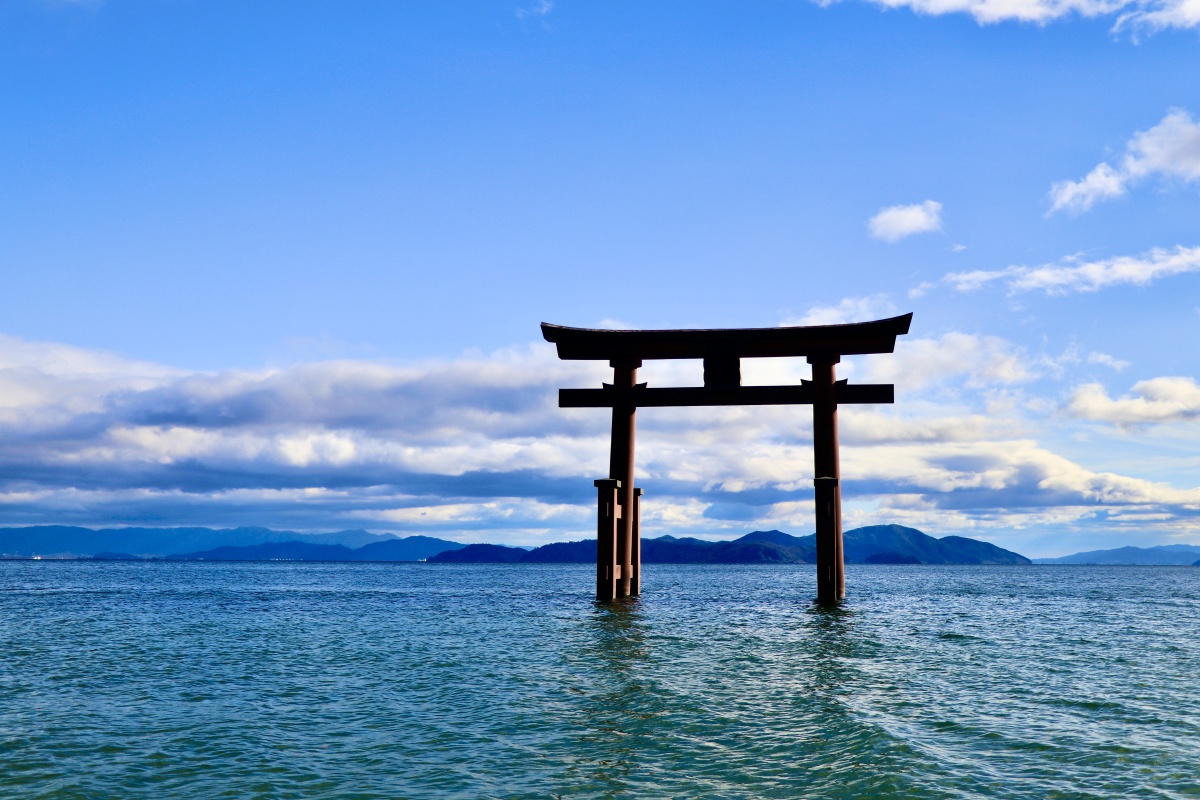 位于日本滋贺县的白须神社75琵琶湖里面建立的大鸟居很是壮观