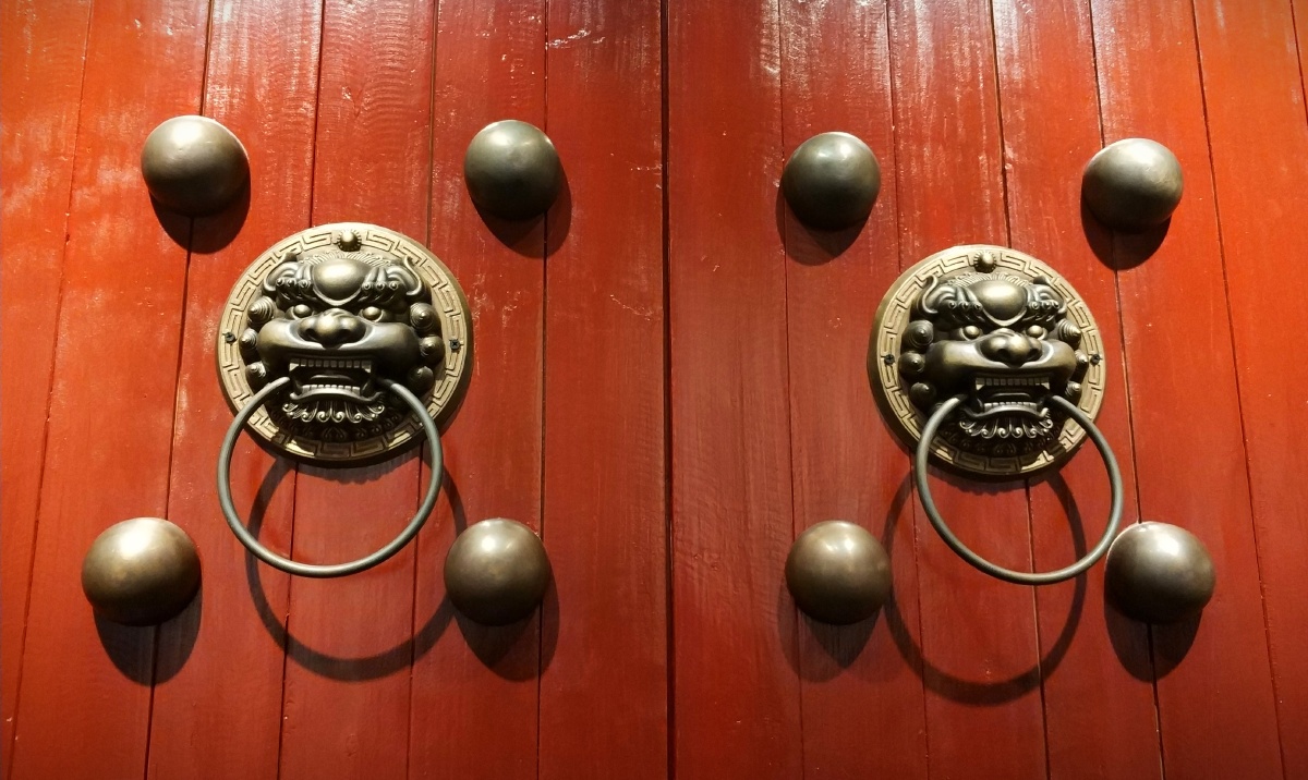 龙生九子九子皆不成龙七子狴犴bìàn形似虎好讼狱门或官衙正堂两侧有