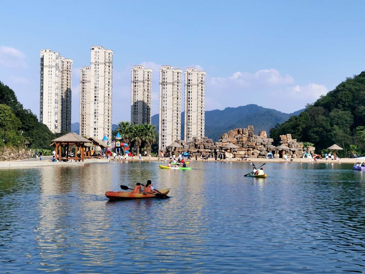 国庆放假第一天一家人尽兴地在游玩空谷长滩