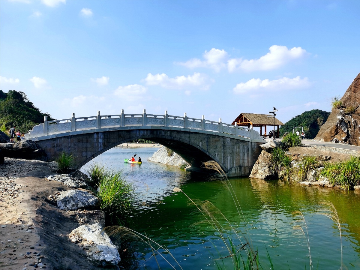 国庆放假第一天一家人尽兴地在游玩空谷长滩