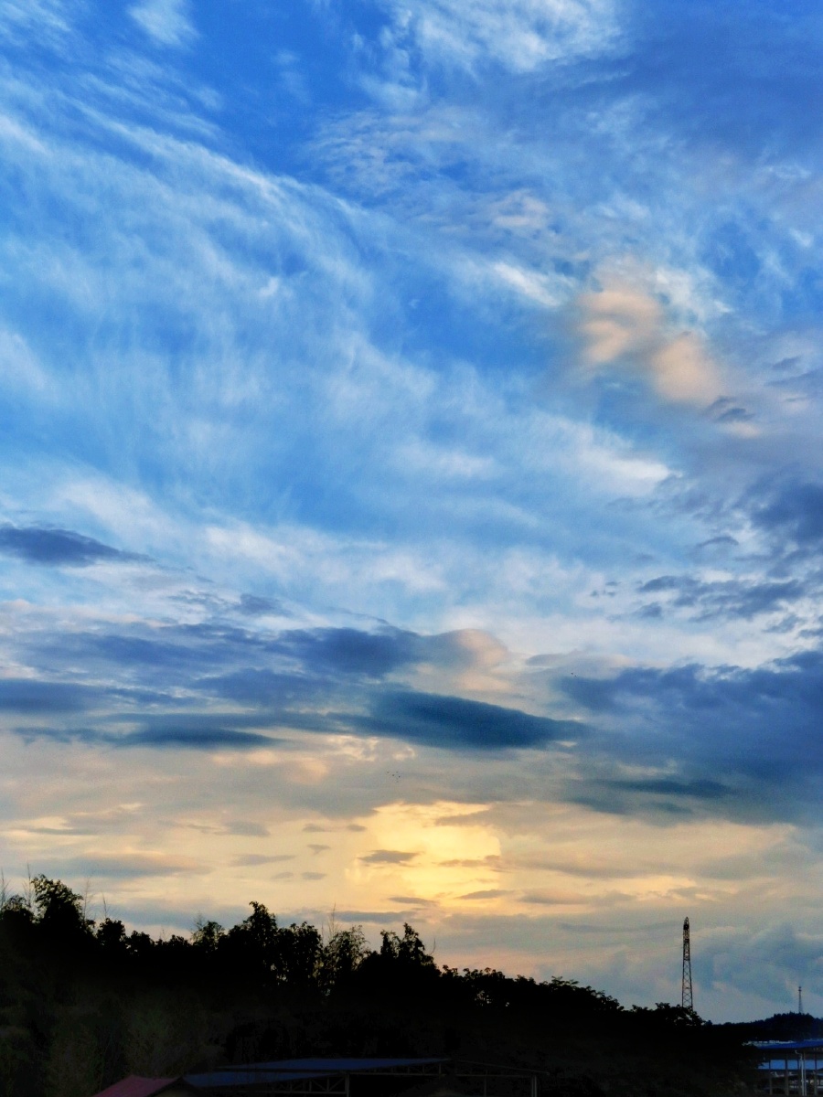暴雨洗礼后的天空"豁然开朗",很是清新,宁静,柔和.