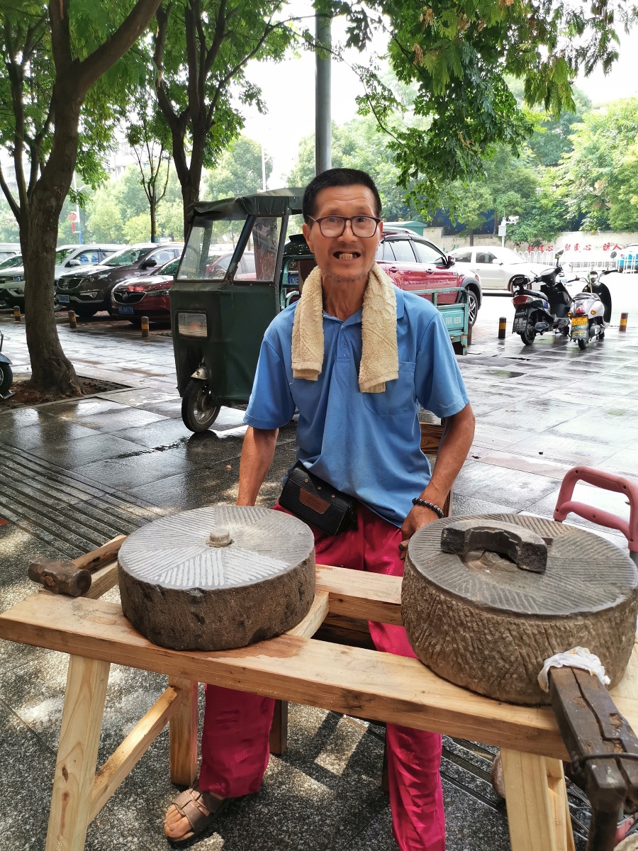 街拍老石匠石磨长期使用后会使凹凸纹理平损须对磨平的纹理一一重新打