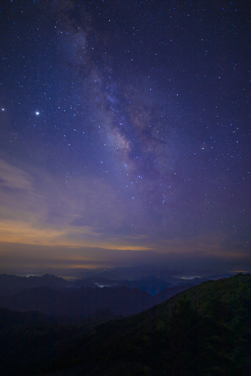 我对着广阔无垠的浩瀚星海对着满天的银光静静地坐着心里就有了一片