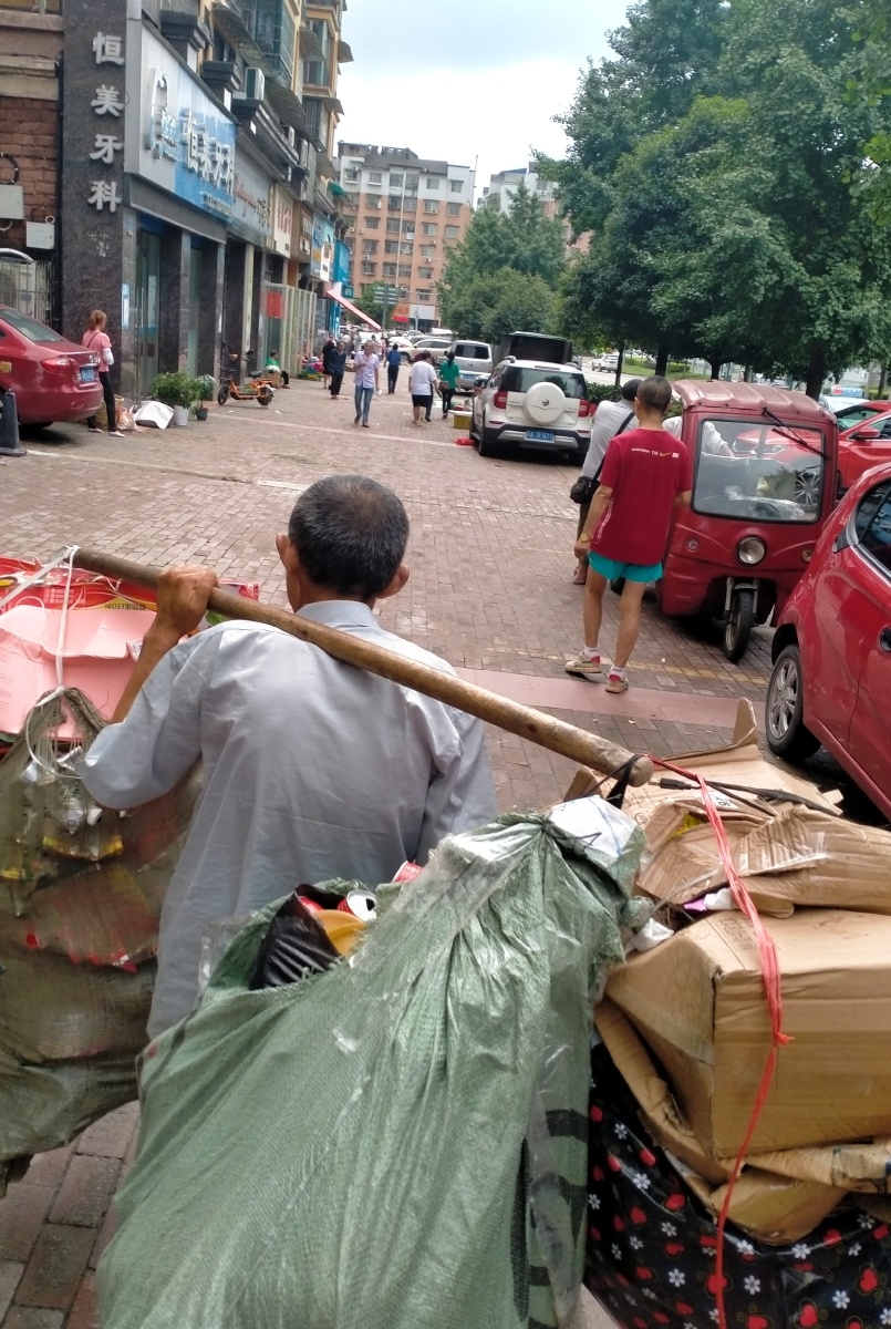 拾荒老人夏如春摄