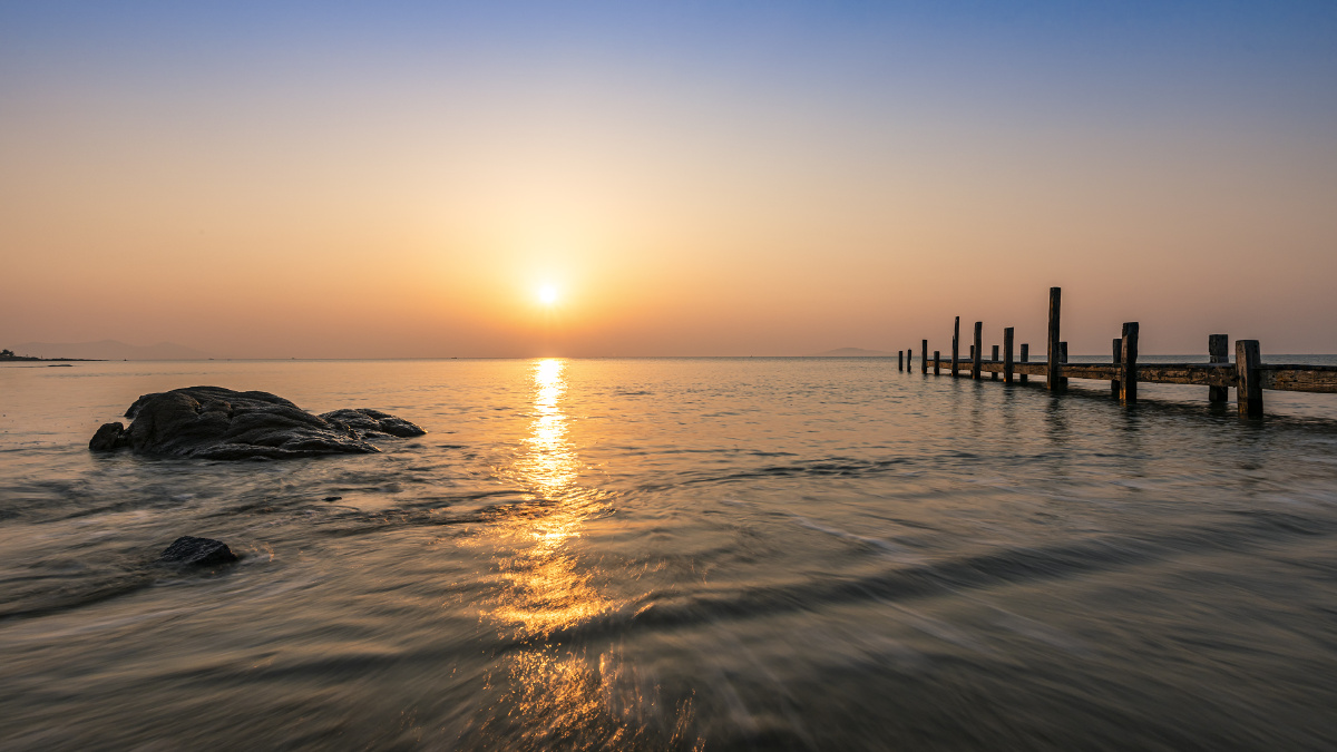 青岛崂山会场海边木栈桥青岛摄影网红打卡地适合日出时且潮高3米以上