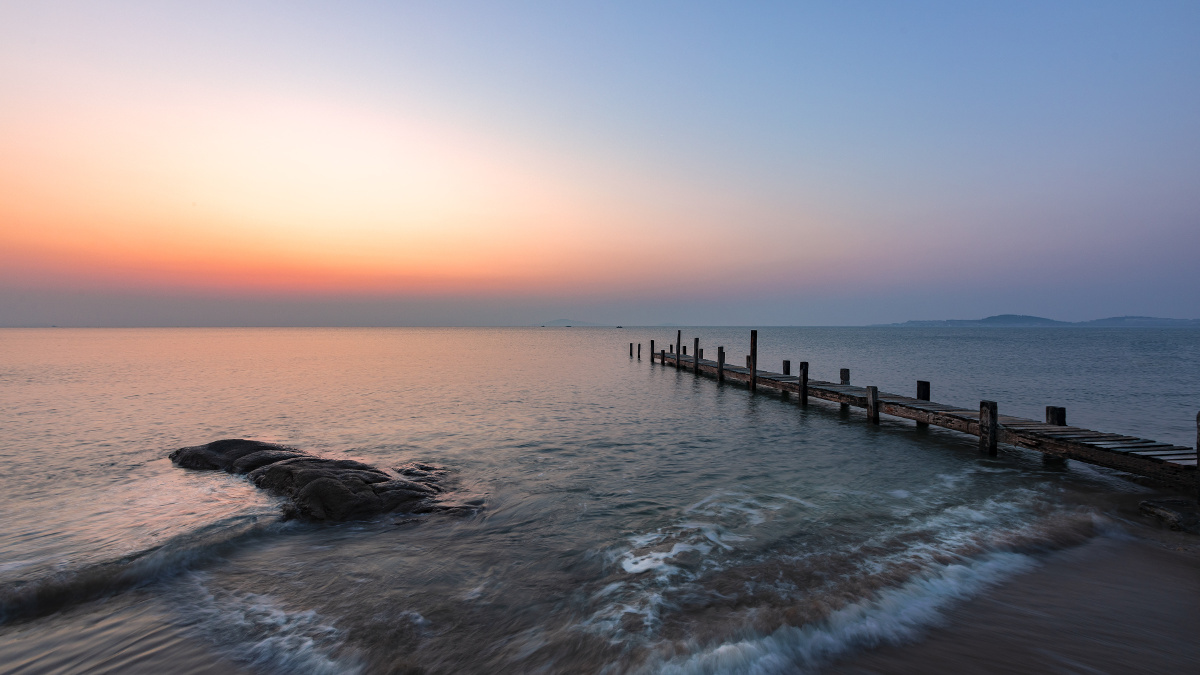 青岛崂山会场海边木栈桥青岛摄影网红打卡地适合日出时且潮高3米以上