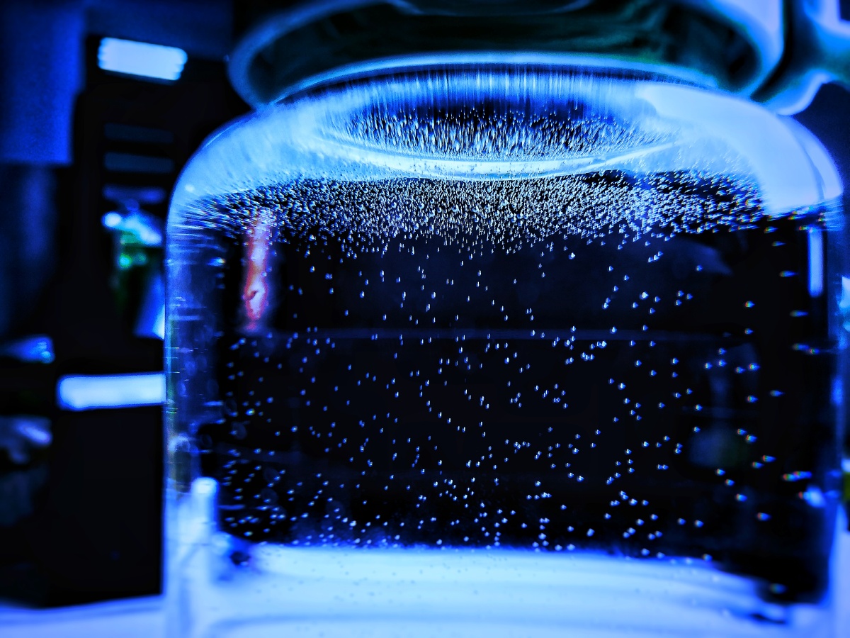 玻璃杯里的气泡