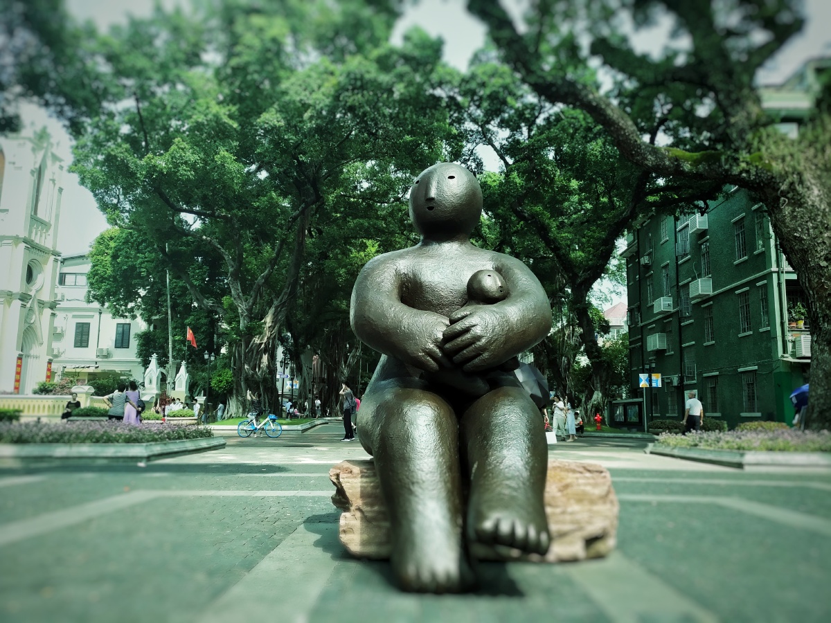 拍这组雕塑的时候并没有发现什么异常,以为他们每一个都是独立的故事.