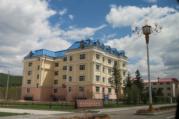 543982