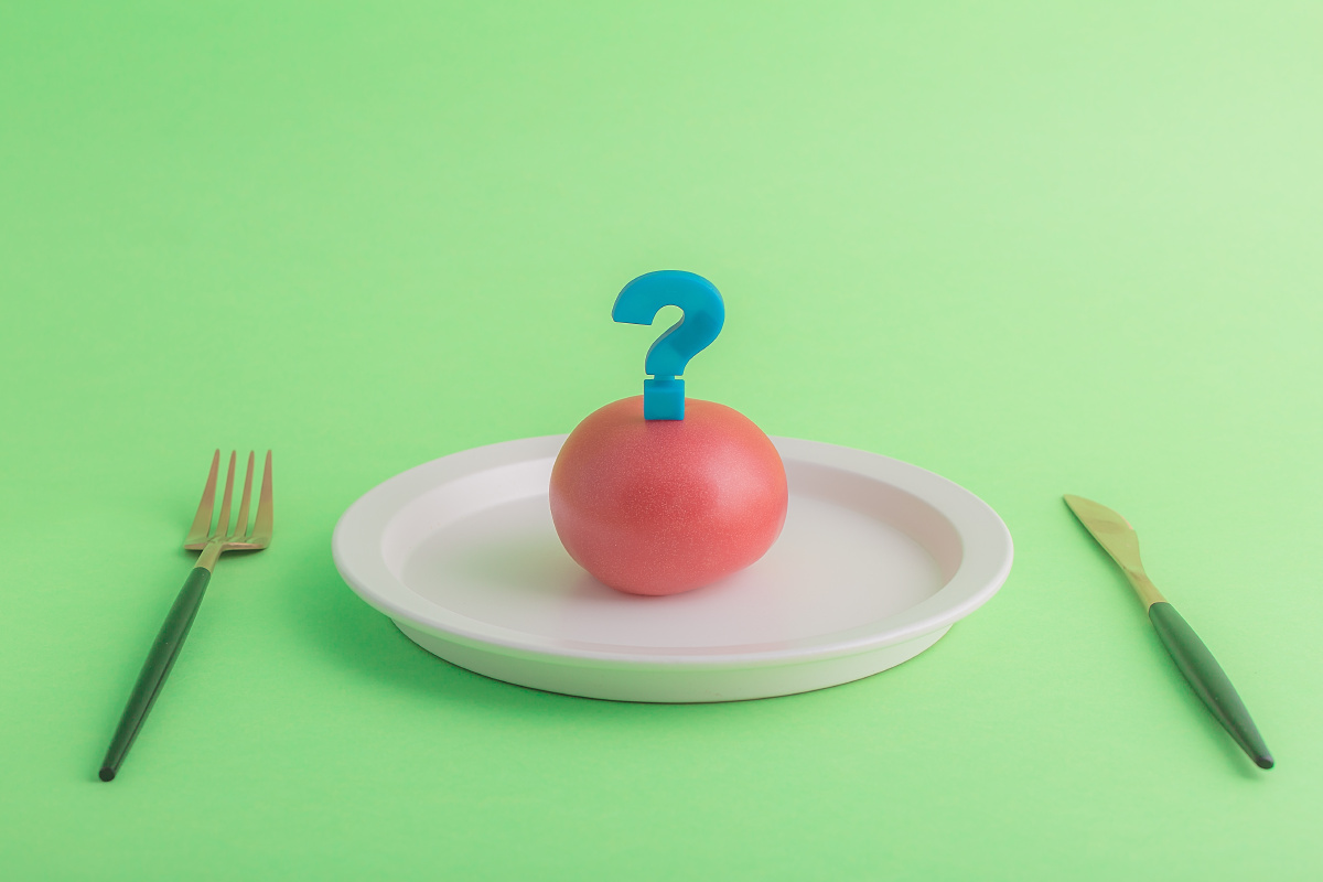 餐桌上的食物和问号食品安全主题图片