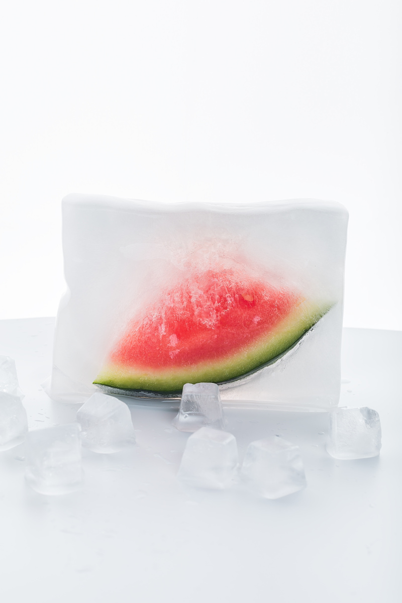 冰冻在冰块里的西瓜,冰爽解暑水果创意壁纸.
