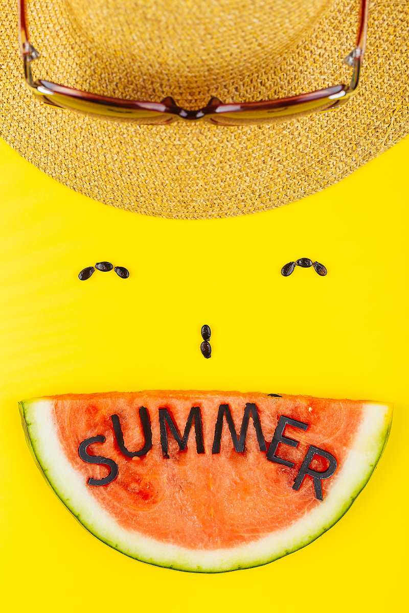 黄色背景上的西瓜,清凉夏日水果创意壁纸. - todo图片 - 图虫