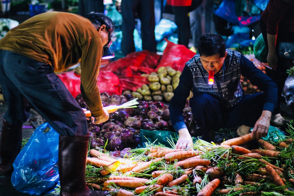 凌晨的市场菜农在匆忙清点菜品