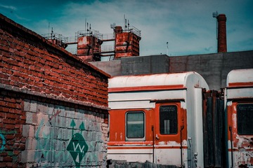 543893