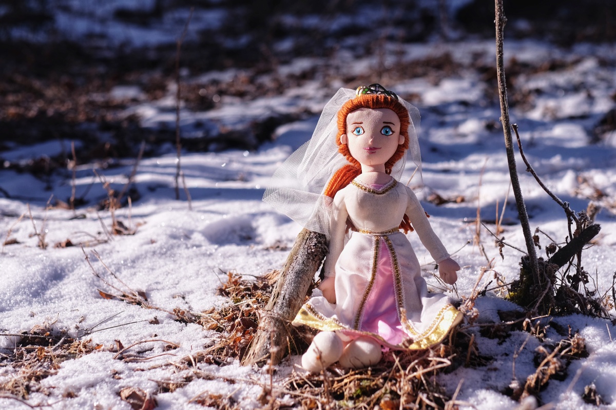 雪地里的布娃娃