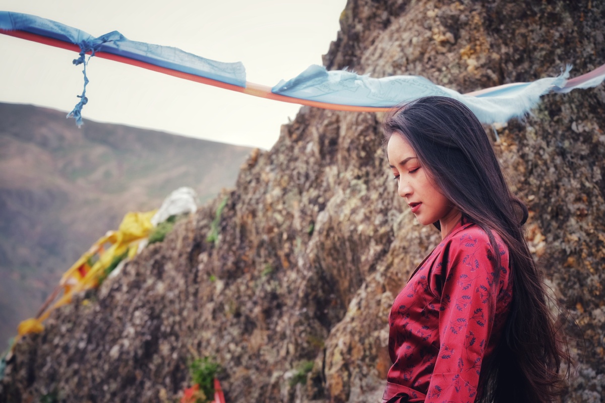 西藏山南琼结青瓦达孜山顶的藏族姑娘