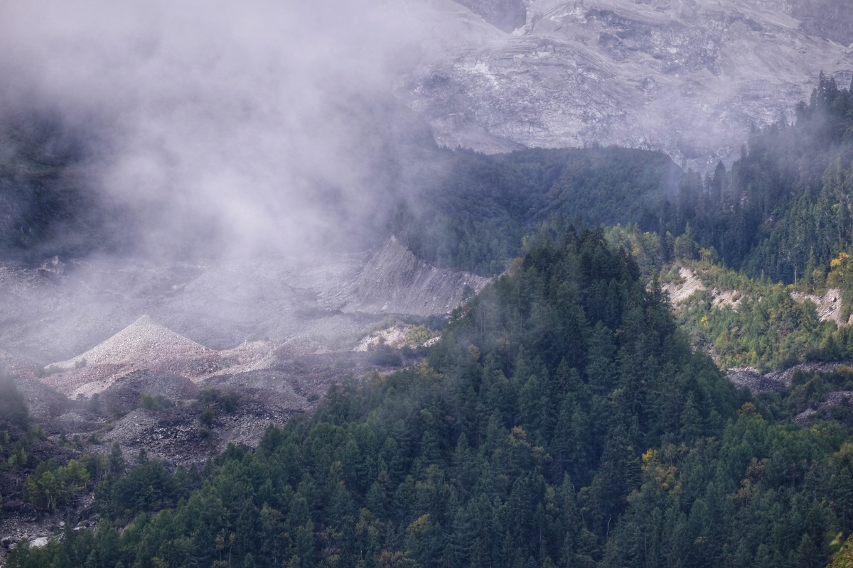 西藏林芝波密云雾缭绕的朱西冰川