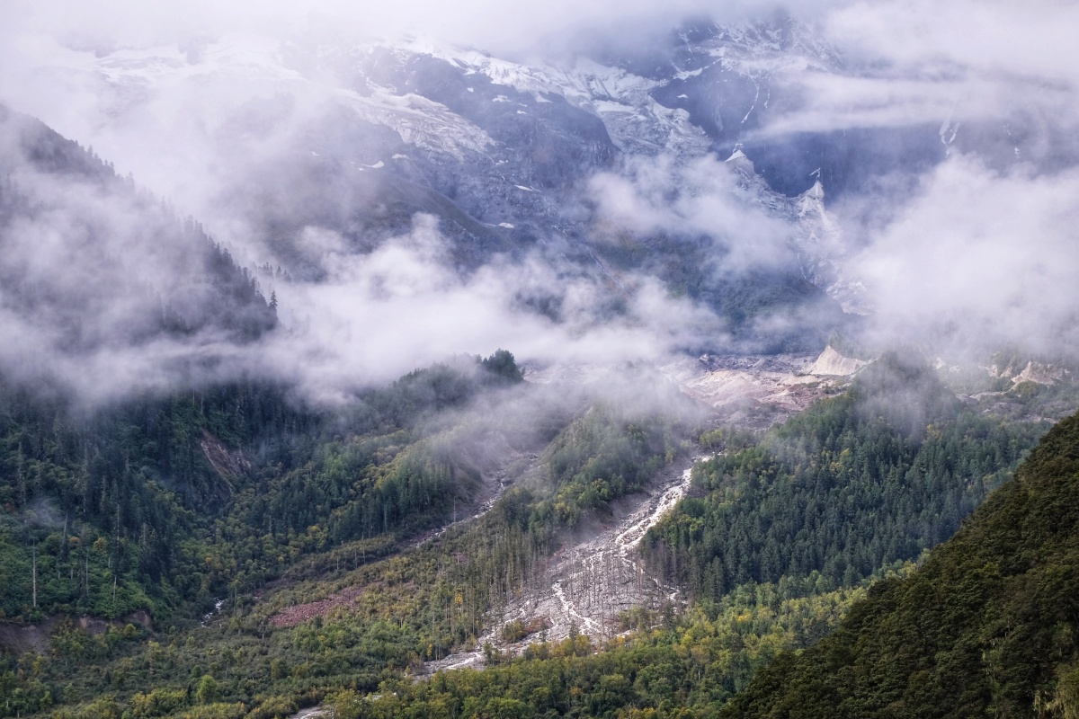 西藏林芝波密云雾缭绕的朱西冰川