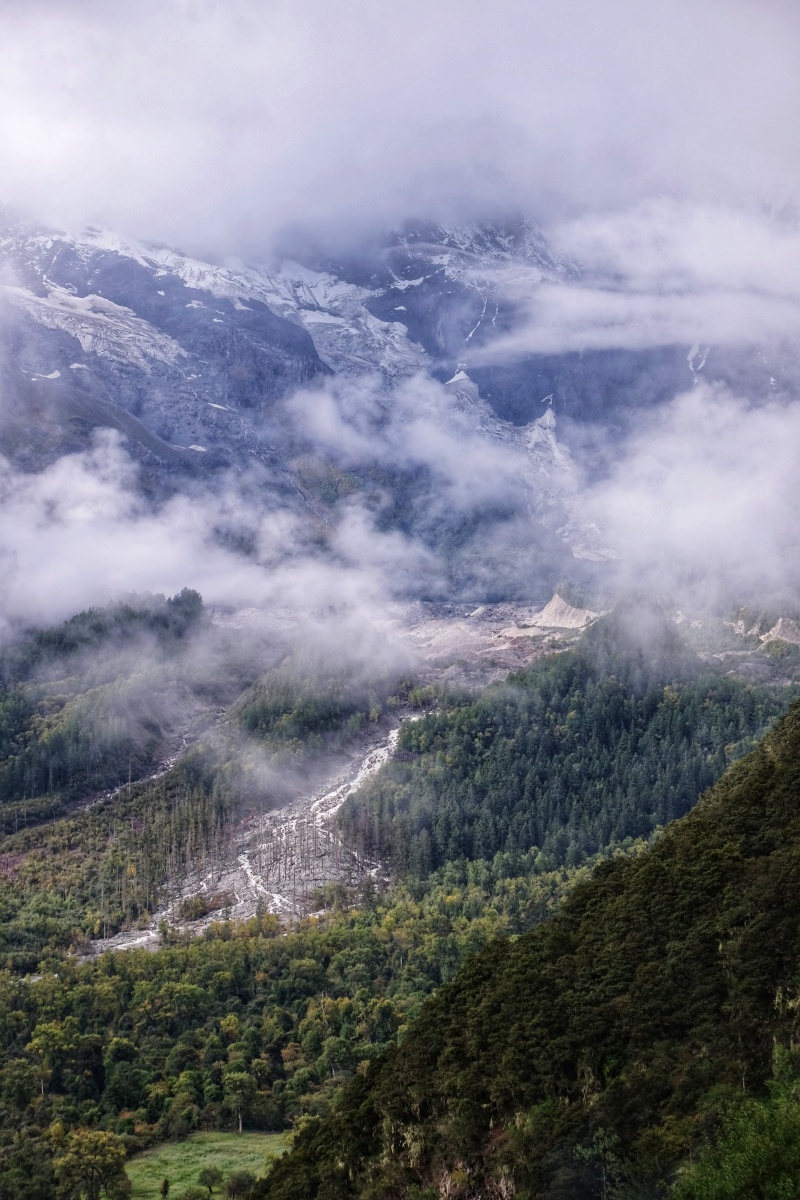 西藏林芝波密云雾缭绕的朱西冰川