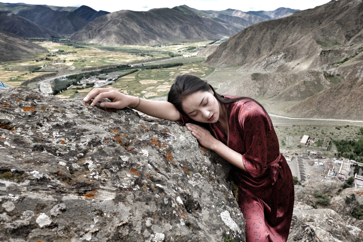 西藏山南琼结青瓦达孜山顶的藏族姑娘