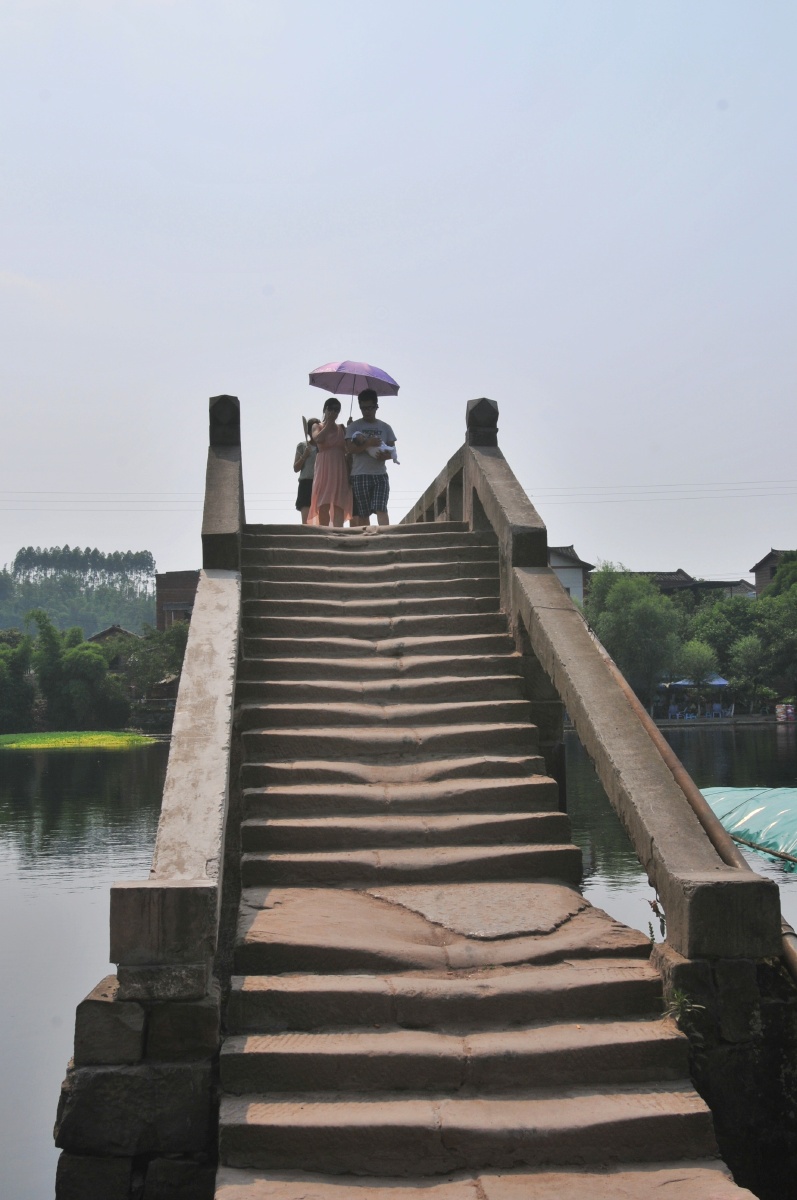 重庆路孔古镇的古石桥