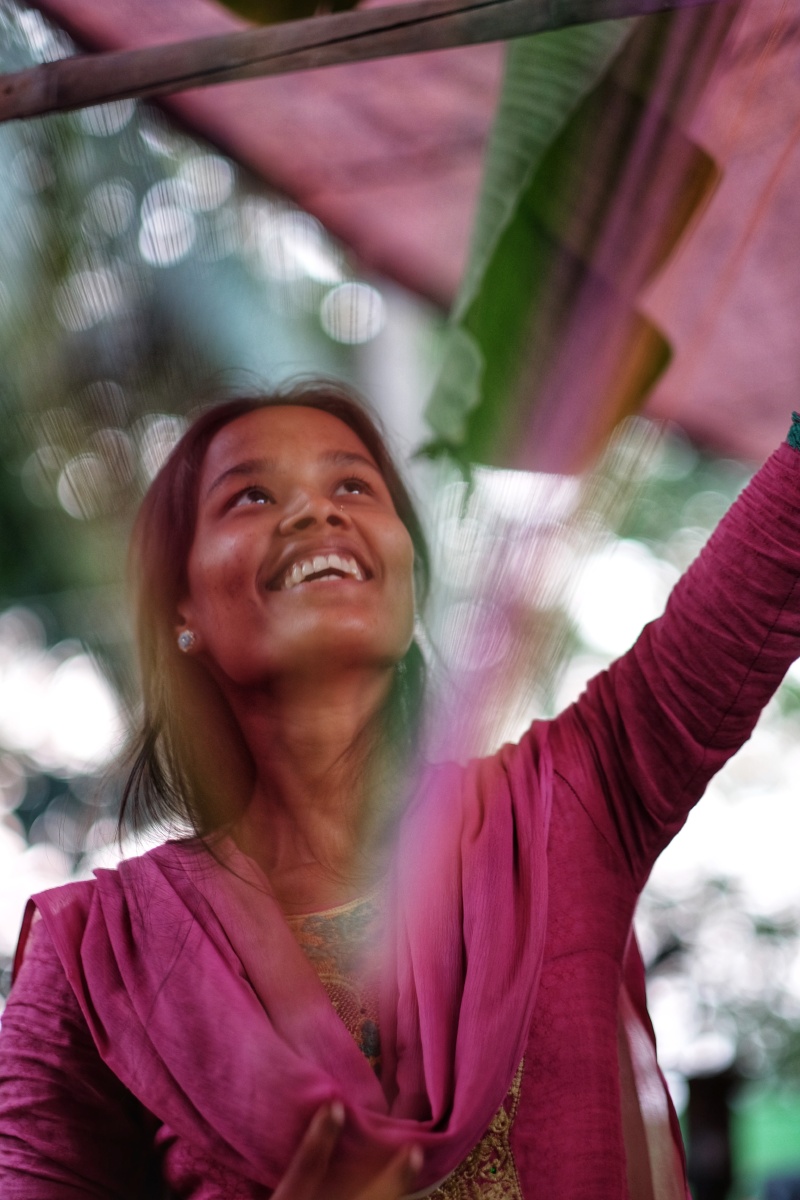孟加拉姑娘用彩线装饰婚礼现场