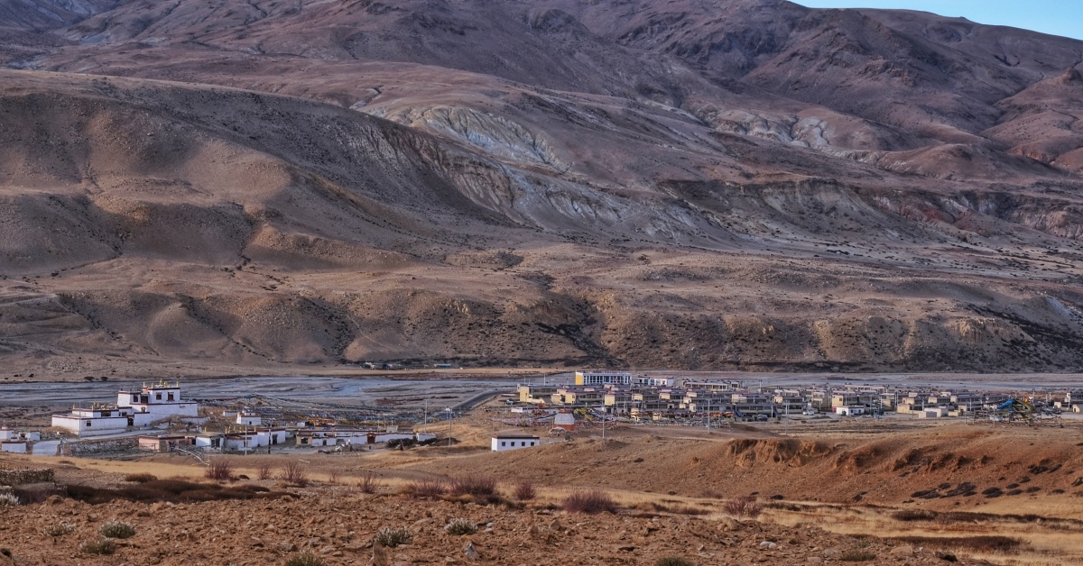 曲龙遗址和附近的藏野驴西藏阿里札达县达巴乡曲龙村7世纪中叶修建为