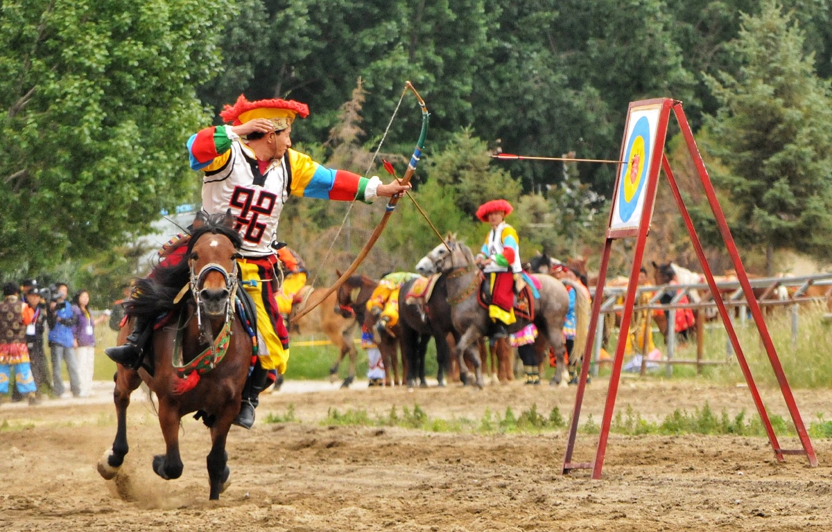 马背骑射拉萨雪顿节马术表演