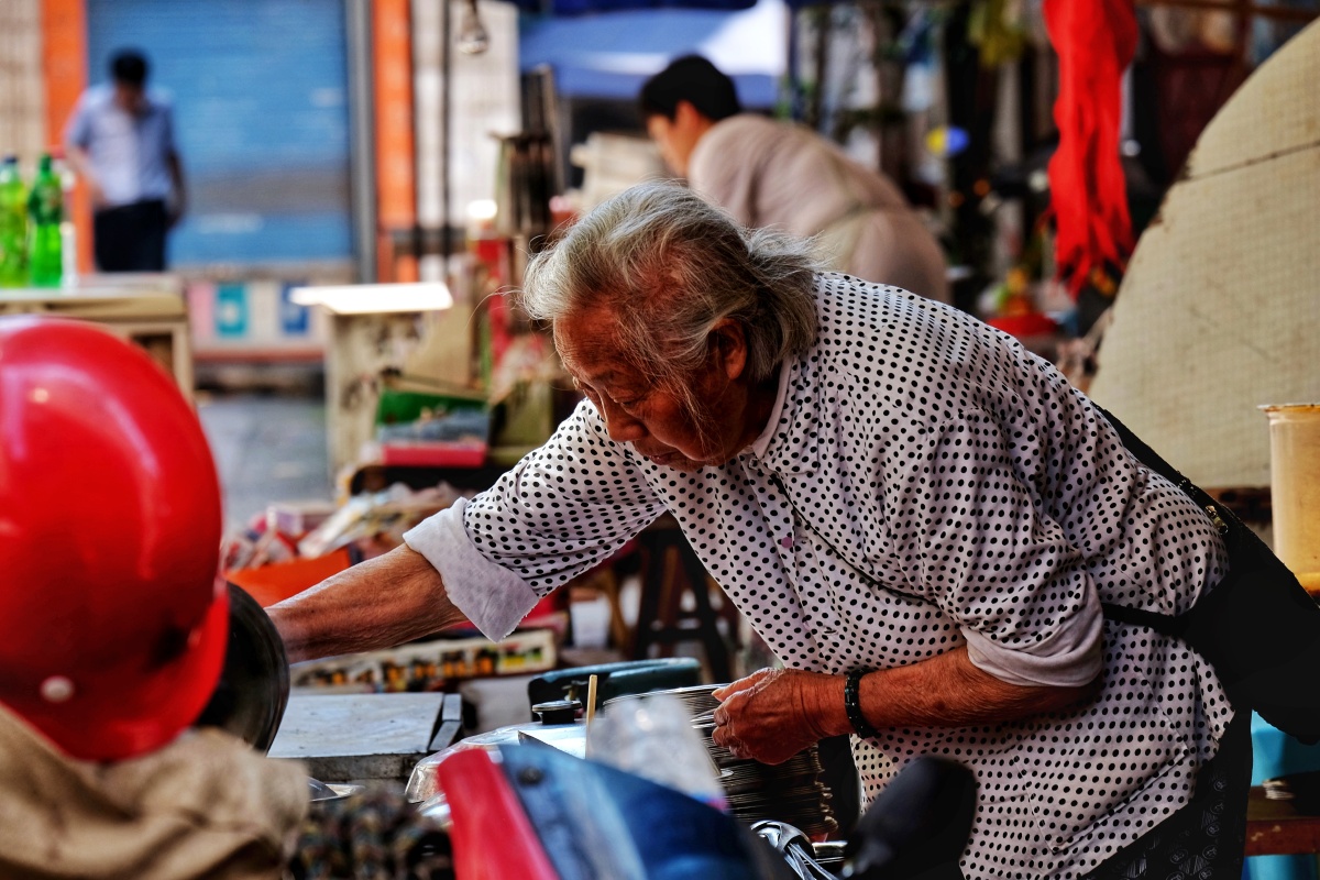重庆忠州老城摆摊卖小吃的老人