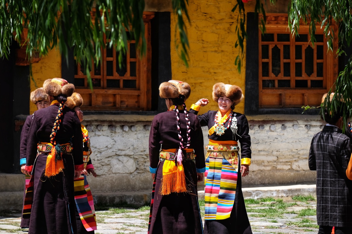 准备上台表演前说笑的藏族女演员西藏山南琼结