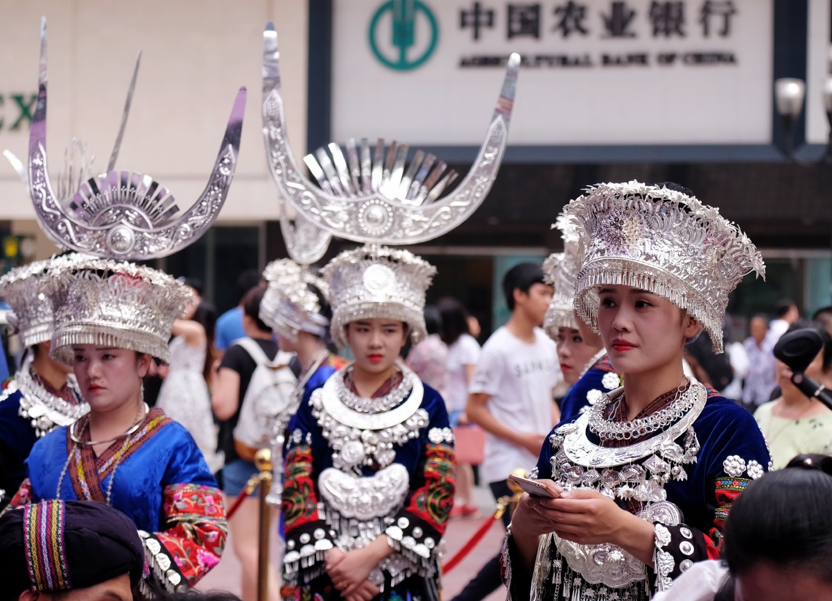 美丽的苗族头饰重庆解放碑