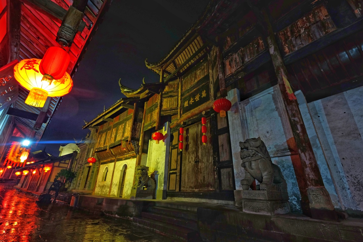 重庆铜梁安居古镇的雨夜