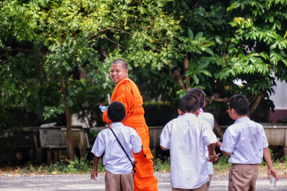 泰国僧人与孩子