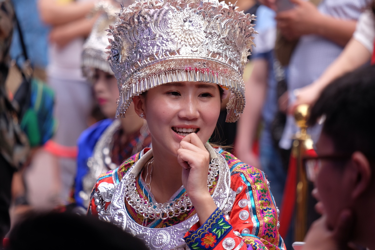 美丽的苗族头饰重庆解放碑