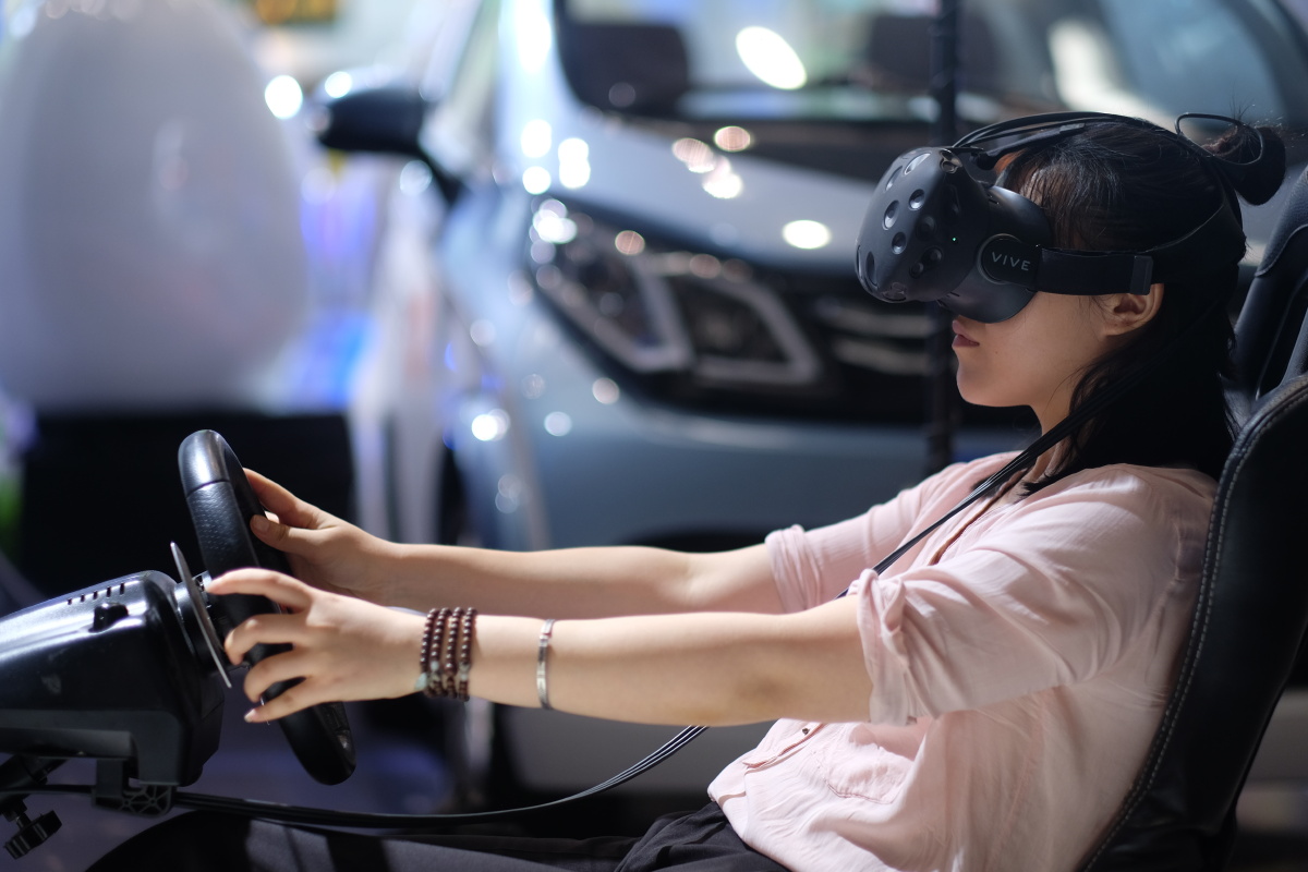 玩虚拟游戏的女孩