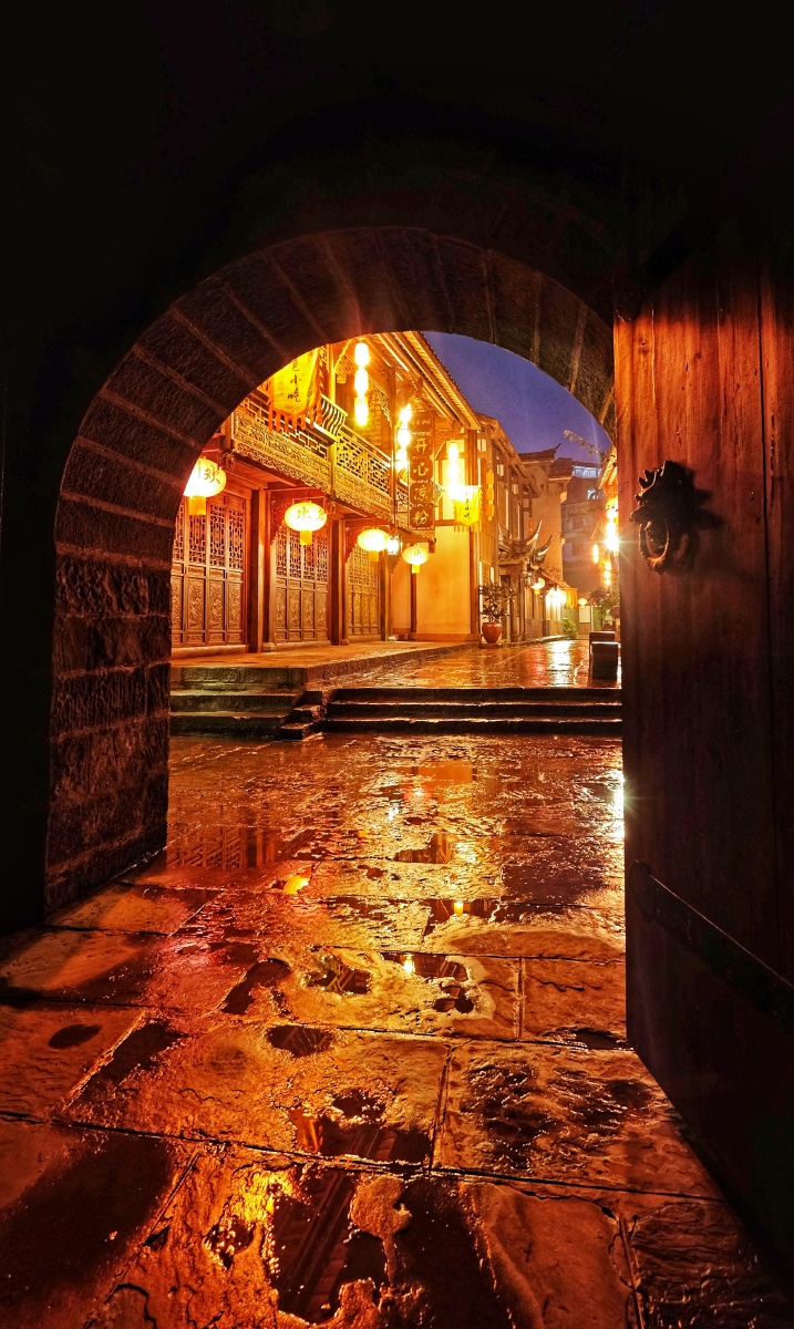 雨夜重庆铜梁安居古镇的城门