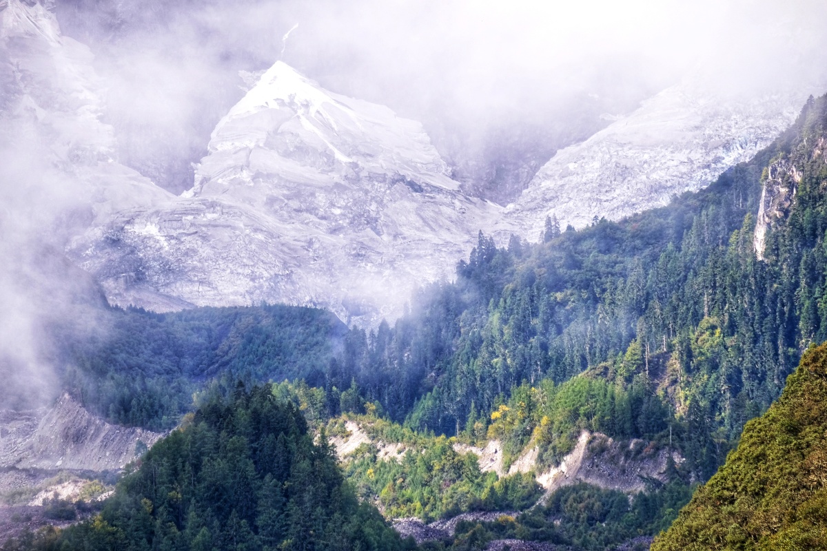 西藏林芝波密云雾缭绕的朱西冰川