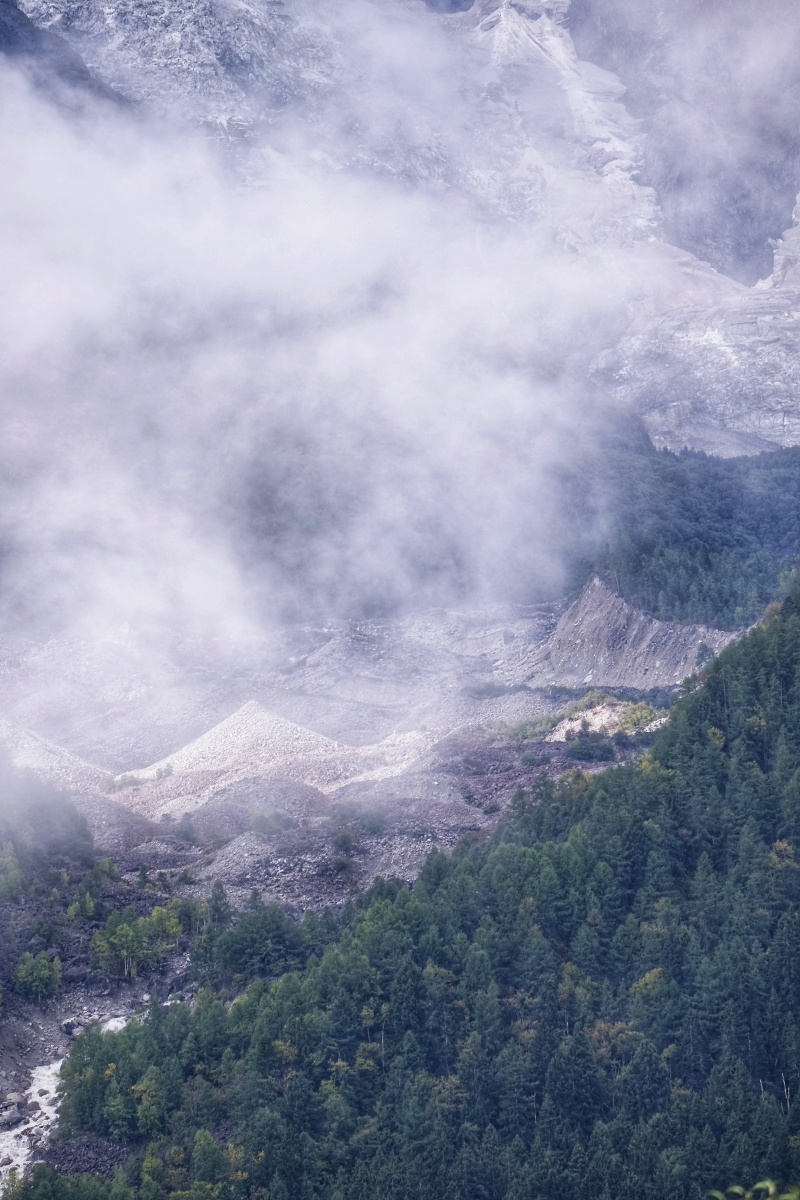 西藏林芝波密云雾缭绕的朱西冰川