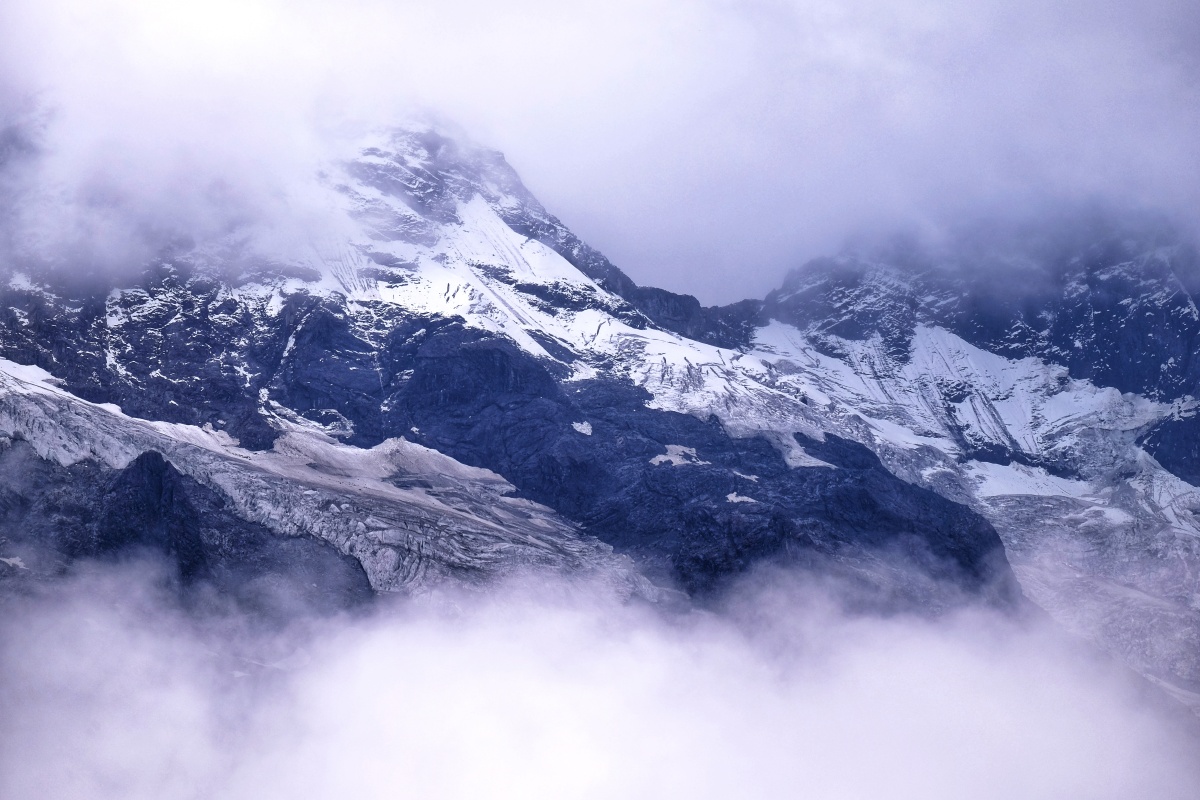 西藏林芝波密云雾缭绕的朱西冰川