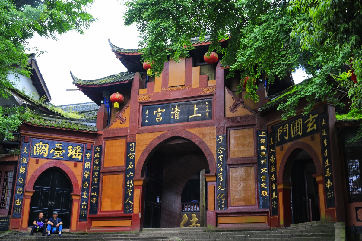 游览都江堰水利工程的导游小姐姐,像我们讲述了她朋友在地震中身亡的