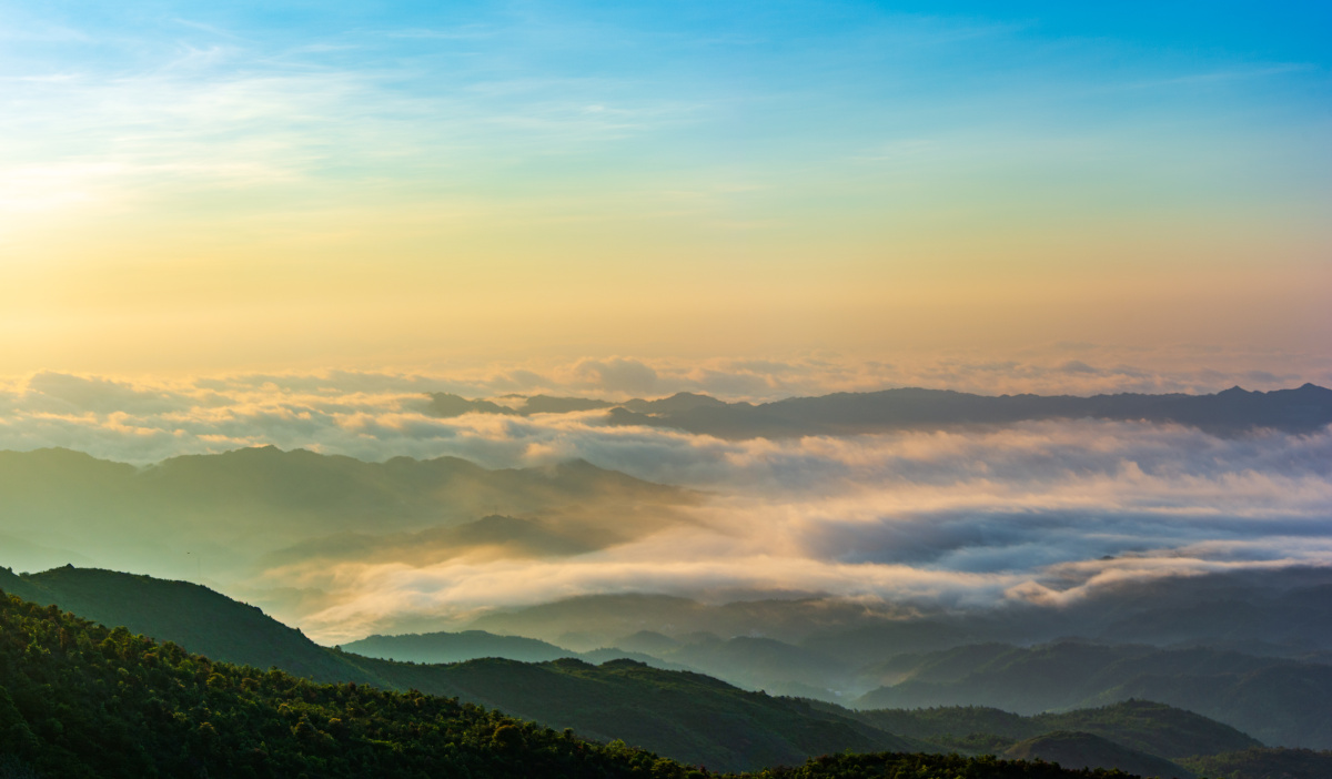 广东省梅州市丰顺县鸿图嶂日出云海美景