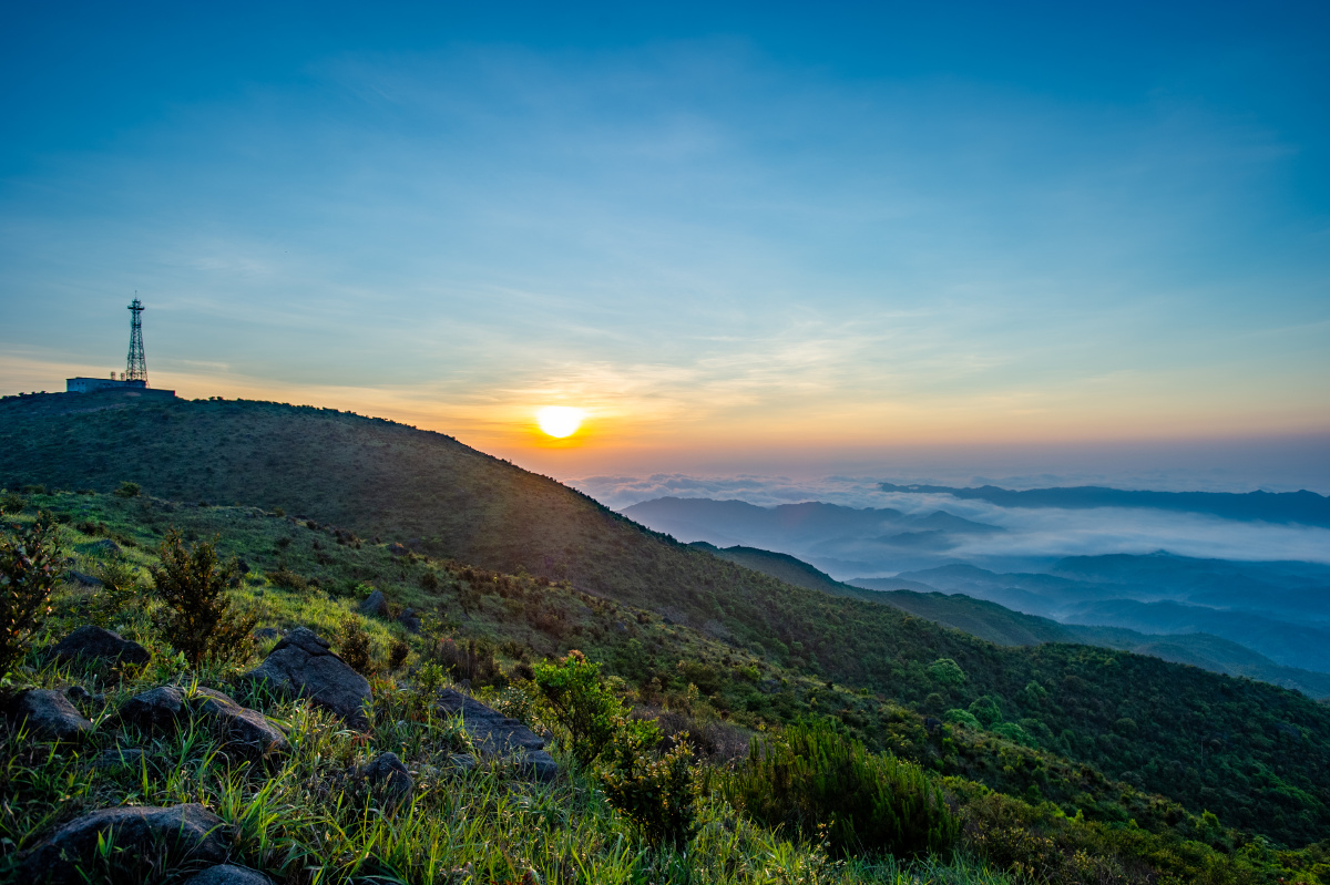 广东省梅州市丰顺县鸿图嶂日出云海美景