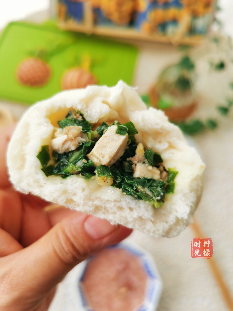 {今日早餐}花生米稀饭,韭菜豆腐包,拌萝卜丝,苹果,猕猴桃 周末总是过