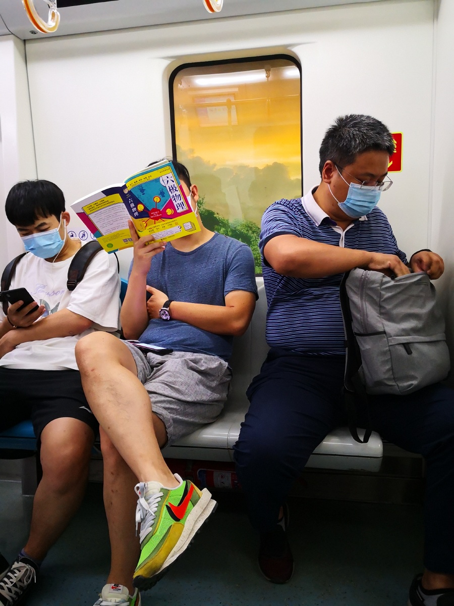 这几年,地铁里看书的少哩 - 燕赵拙人