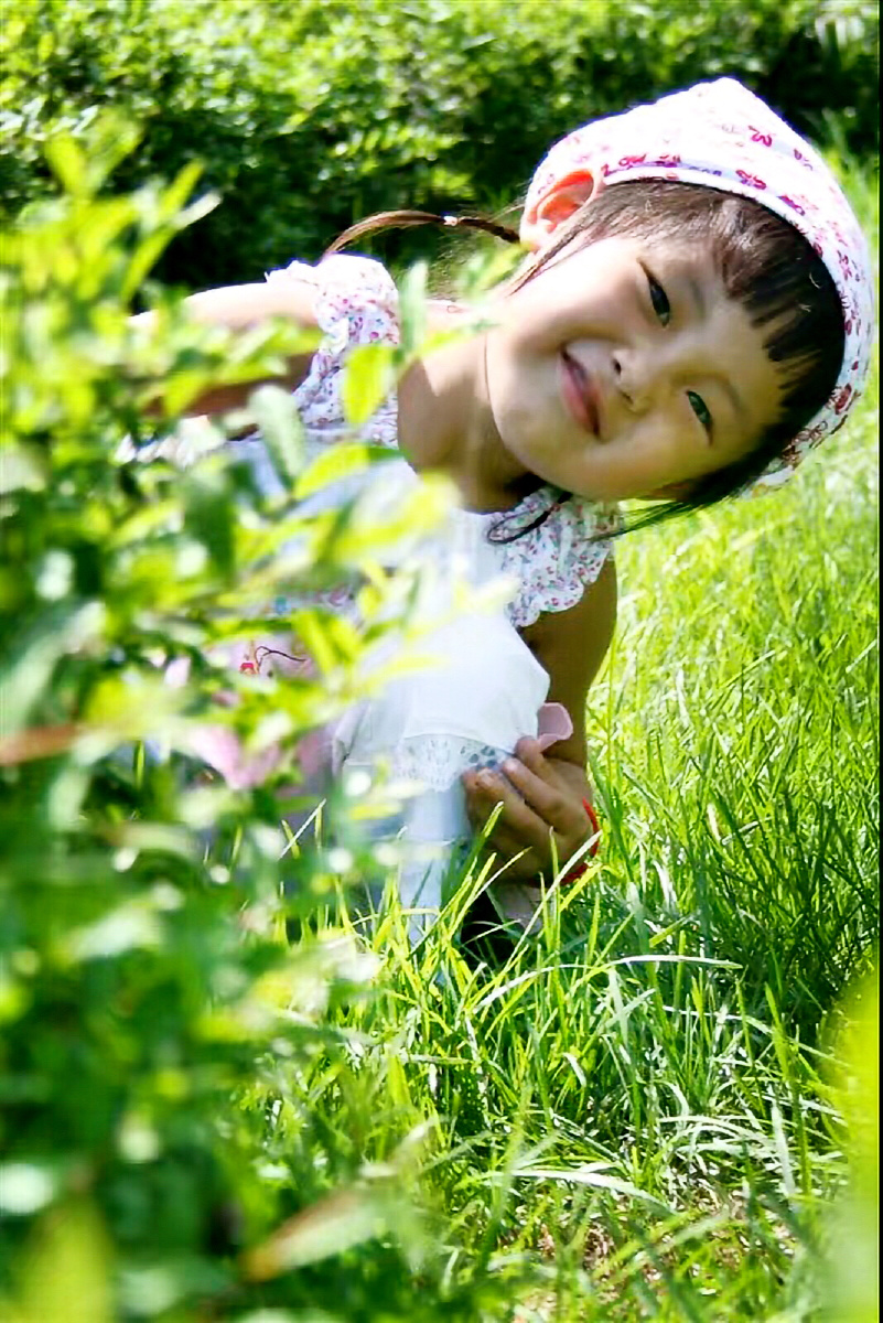 童真目光清澈笑容灿烂